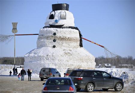 美国男子快乐除雪造就15米高雪人供观赏(图)