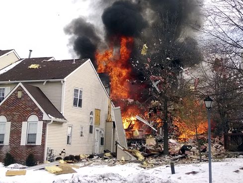 美国一居民区天然气管道爆炸致1人死亡7人伤