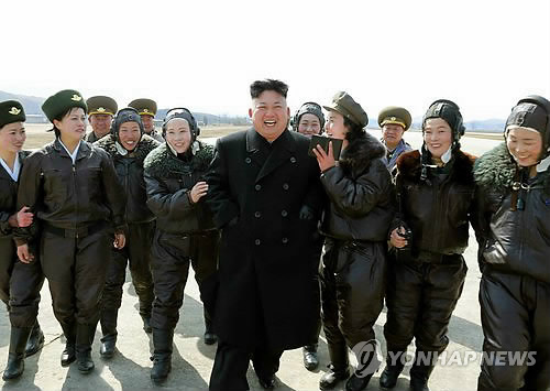 金正恩指导朝军女飞行员演习崔龙海陪同(图)