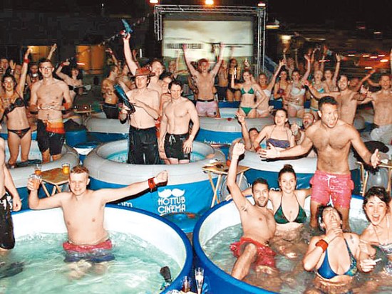 男子开“泡澡电影院”观众穿泳衣浴缸观影(图)