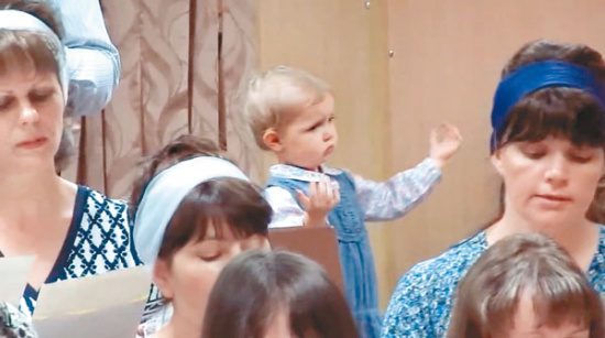 女童变身“小指挥家”每逢唱诗必挥舞双手(图)