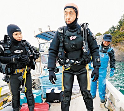 痴情男自学潜水亲自下水寻海啸遇难妻遗体(图)