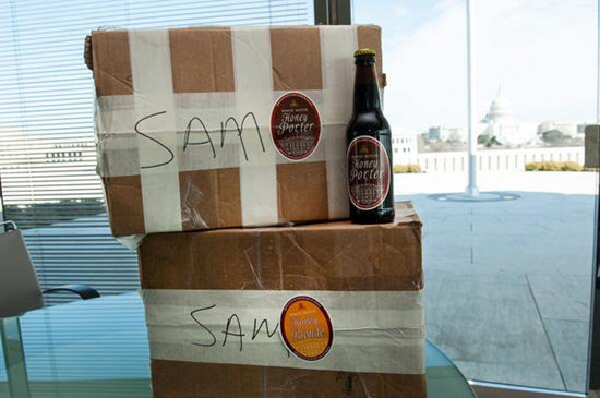 奥巴马输赌局兑现承诺给加拿大总理寄啤酒（图）