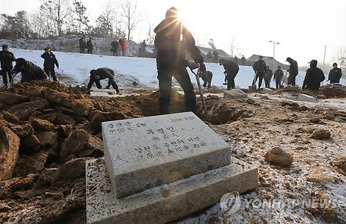 韩国将归还朝鲜战争中国军人遗骸举行入棺仪式