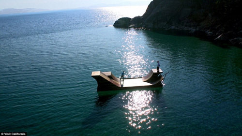 湖中央建滑板坡道“上天入水”玩刺激(图)