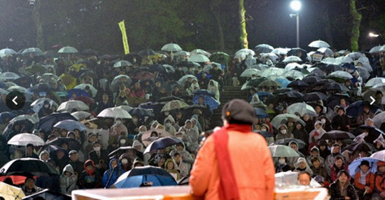 日反战组织雨中集会反对安倍修改宪法解释(图)