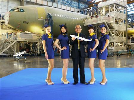 日本空姐穿迷你裙制服登机被控诱发性骚扰(图)