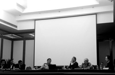 马方称无线电通讯显示机内无争斗迹象