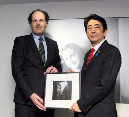 安倍参观安妮日记作者博物馆宣称谦虚面对历史
