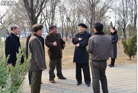 朝鲜总理考察动物园改建工程参观新款小卖铺
