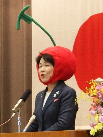 日本山形县知事戴樱桃帽鼓励职员打破常规(图)