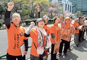 日本500多名老人包围首相官邸抗议下调养老金