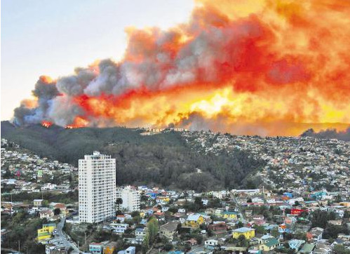 智利山火造成至少16人丧生古城受破坏(图)
