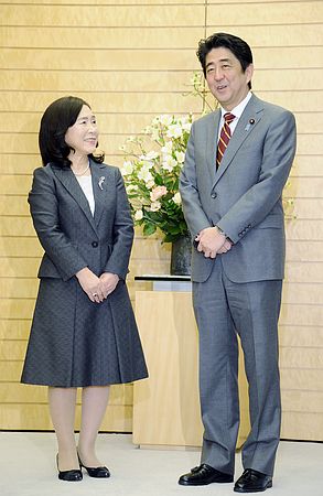 安倍政权任命日本首位女性人事院总裁(图)