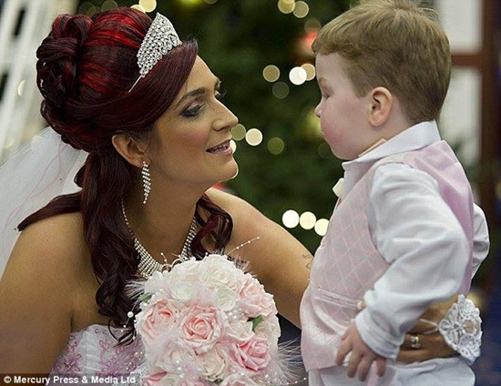 4岁儿子身患绝症英夫妇再办婚礼为其圆梦(图)