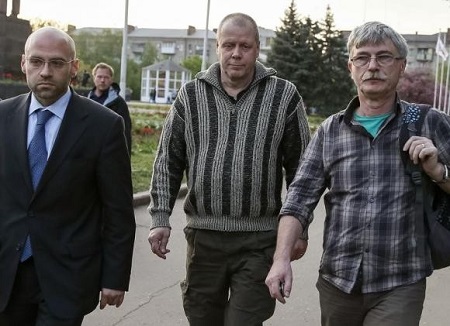 欧安组织观察员在乌东部遭扣被迫游街称盼回国