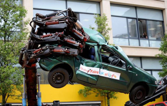 艺术家打造8米机械手臂揉碎汽车似科幻片(图)