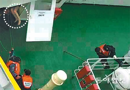 韩海警公开客轮船员逃生视频船长仅穿内裤(图)