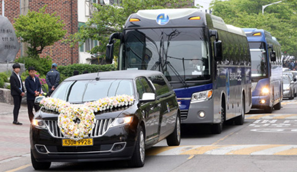 韩父亲选最便宜丧葬品为孩子入殓称为国家省钱