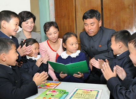 朝鲜5岁女童写日记歌颂金正恩励志当作家(图)