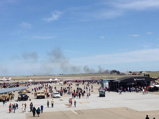 美加州一空中特技表演飞机坠毁飞行员当场身亡