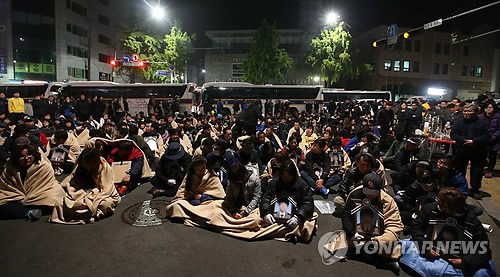 韩沉船事故家属赴总统府抗议下跪要求警察让路