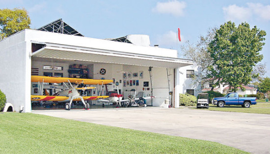 ����һ��ׯ�Ҽ��зɻ�������Լ���ɻ�����ͣ�ͼ��