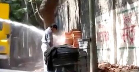 露天小便印度水炮喷你没商量一秒变落汤鸡(图)