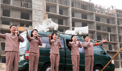 朝鲜艺术家为建设者献歌鼓励创造“朝鲜速度”