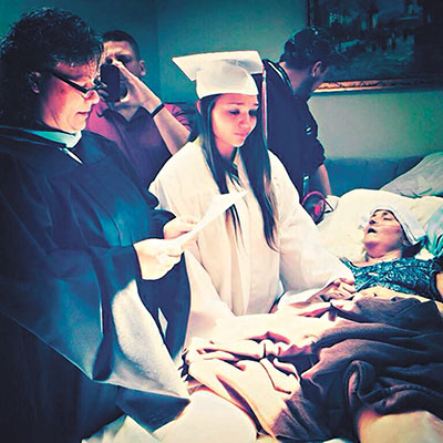 孝顺女在临终母亲病榻前行毕业礼场面感人(图)