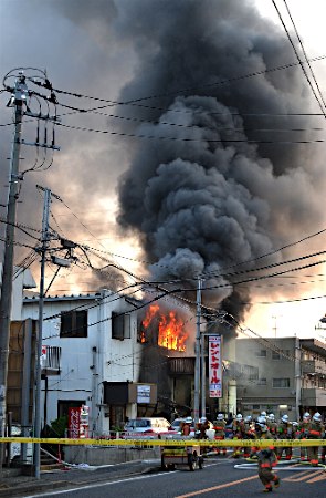 东京一工厂爆炸发生火灾致8人烧伤其中1人昏迷
