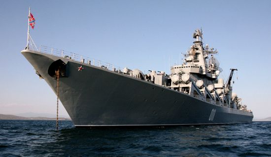 俄舰编队在对马海峡悼念日俄海战中牺牲俄海员