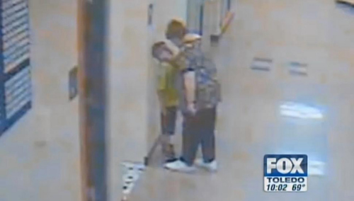 美一幼教欺凌学生仅被停课10天孩子父母不满