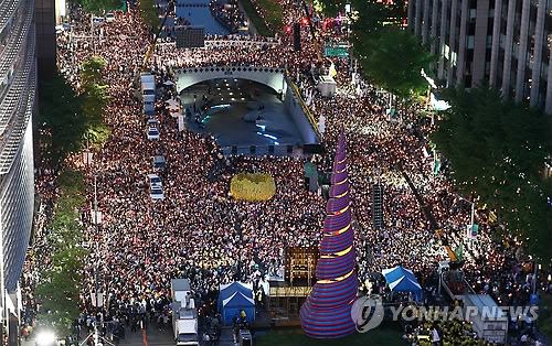 韩沉船事故追悼集会上民众与警对峙百余人被捕