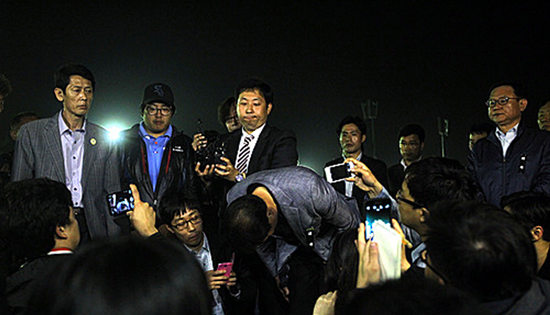 韩船难家属称被警察跟踪警察厅长鞠躬道歉(图)