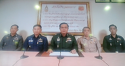 泰国军方宣布实施宵禁政党与示威领袖遭扣留