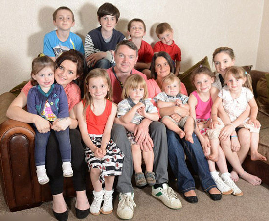 Ӣ39�긾Ů��ӭ��17��������Ů��һͬ���У�ͼ��