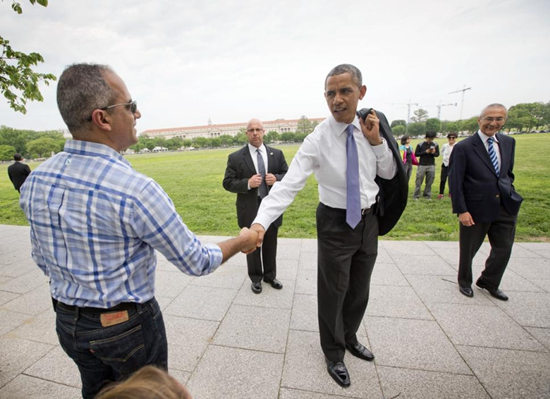 奥巴马“微服出巡”:与路人合影安保不严(图)