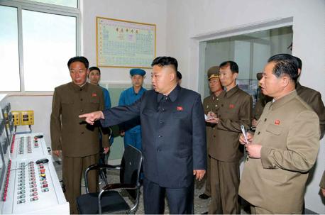 金正恩视察玻璃厂称工厂与金正日“结缘”