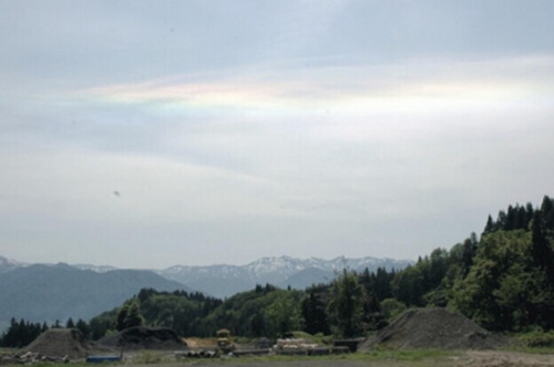 日本南鱼沼市现火彩虹魔幻胜景引市民驻足观看