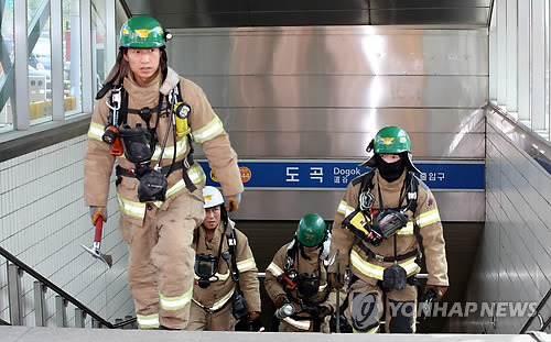 韩国首尔一地铁车厢失火乘客已全部安全疏散(图)