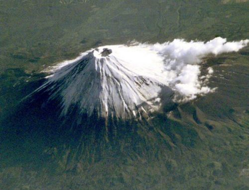 国际空间站拍摄富士山别具美感似高尔夫球场