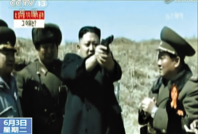金正恩纪录片中示范手枪射击潜艇基地曝光(图)