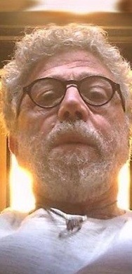 六旬老翁在女厕中安装微型摄像机欲偷拍,不料忘记删除摄像机中的两张