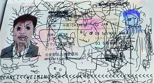 美媒:中国“熊孩子”涂鸦父护照致其滞留系虚构