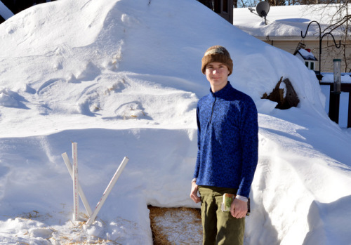 美国男孩野外生存一年零下70度雪洞内安然入睡