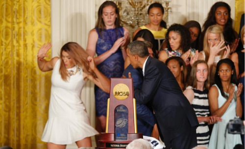 美女球员摔下台阶奥巴马英雄救美赶紧扶住(图)