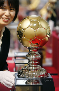 日本借世界杯展销黄金足球售261万人民币(图)