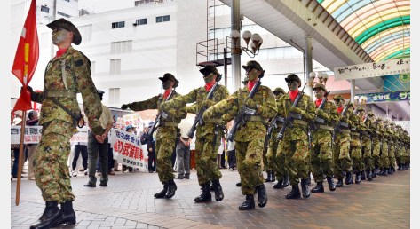 日本自卫队士兵持枪上街游行市民团体抗议(图)