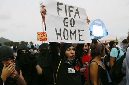 英媒：巴西世界杯冰火两重天抗议与狂欢同在（图）